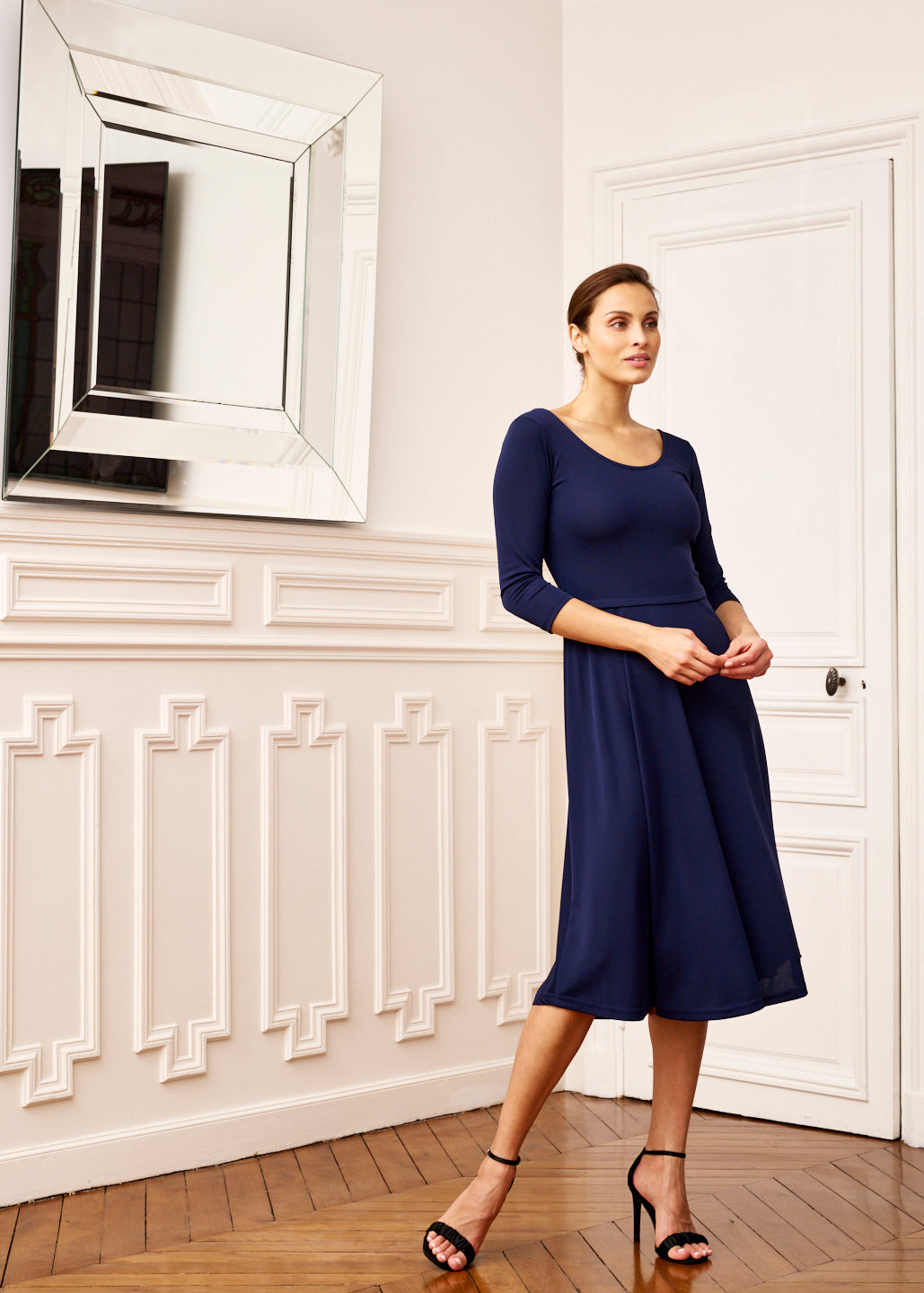 Woman models Elegance Miss navy blue midi dress with sleeves