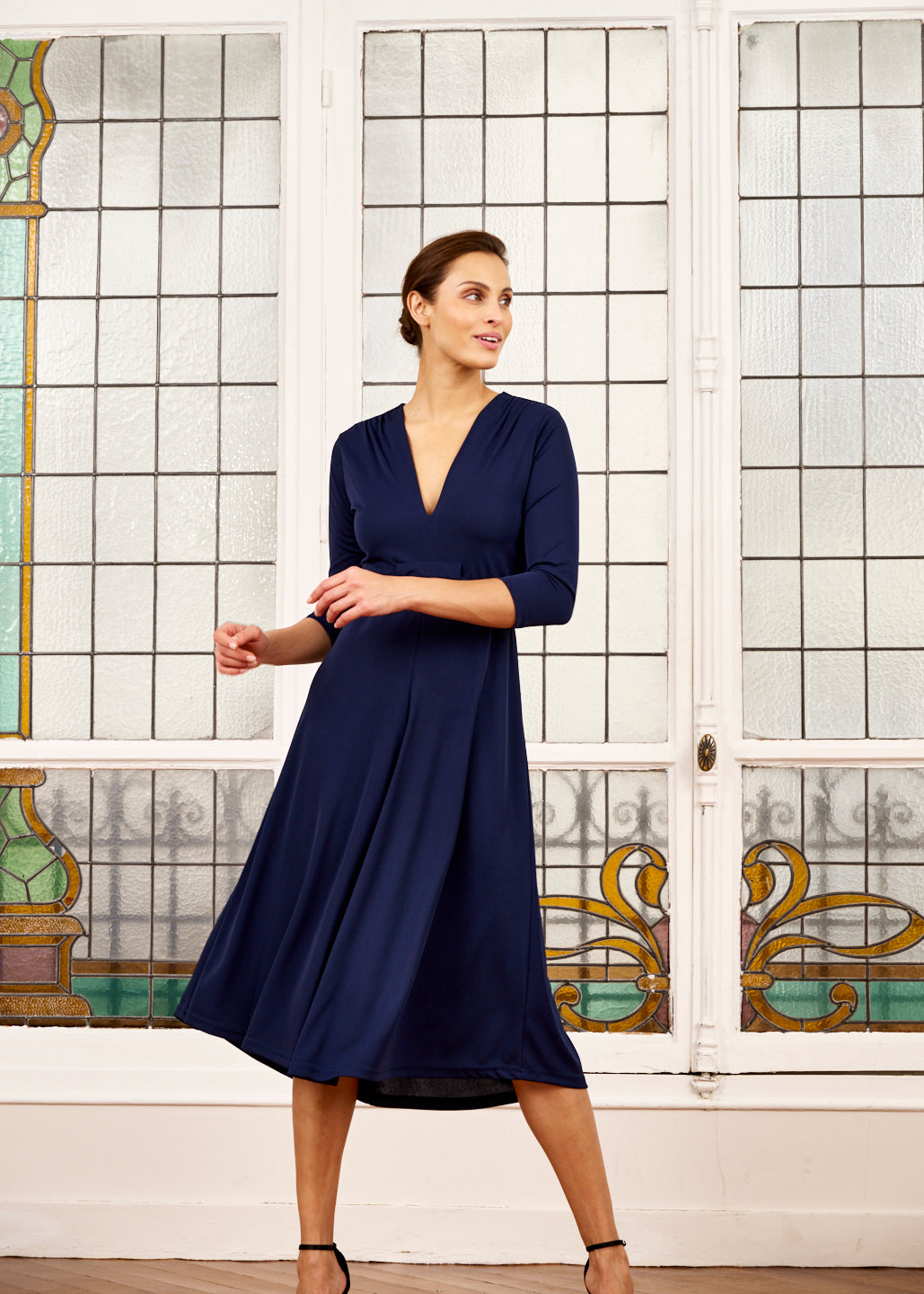 Woman models navy blue Elegance Miss sleeved dress